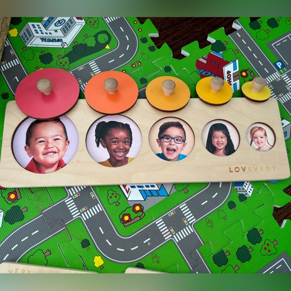 Lovevery Circle of Friends Puzzle - Picture 3 of 3